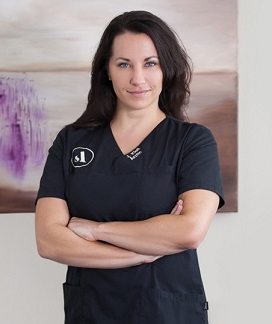 Julia Kiefl von Amosaro führt die Kryolipolyse professionell durch